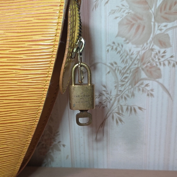 Louis Vuitton Yellow Epi Leather Tote Bag With Lock And Key - Picture 3 of 16